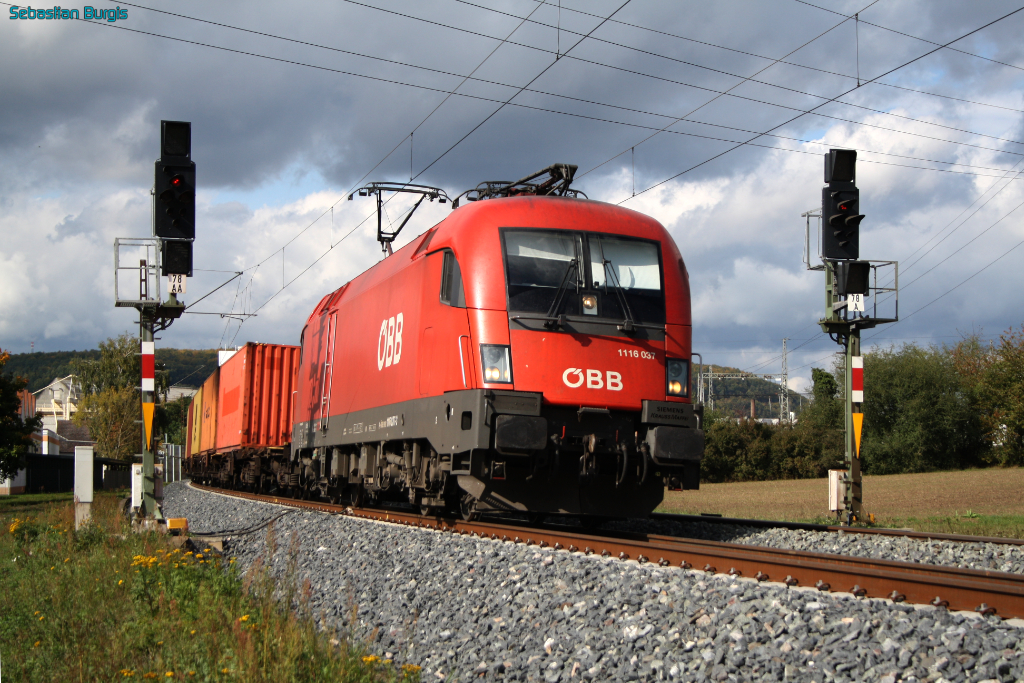 BB 1116 037 mit einem Containerzug bei Karlstadt (03.10.2012)