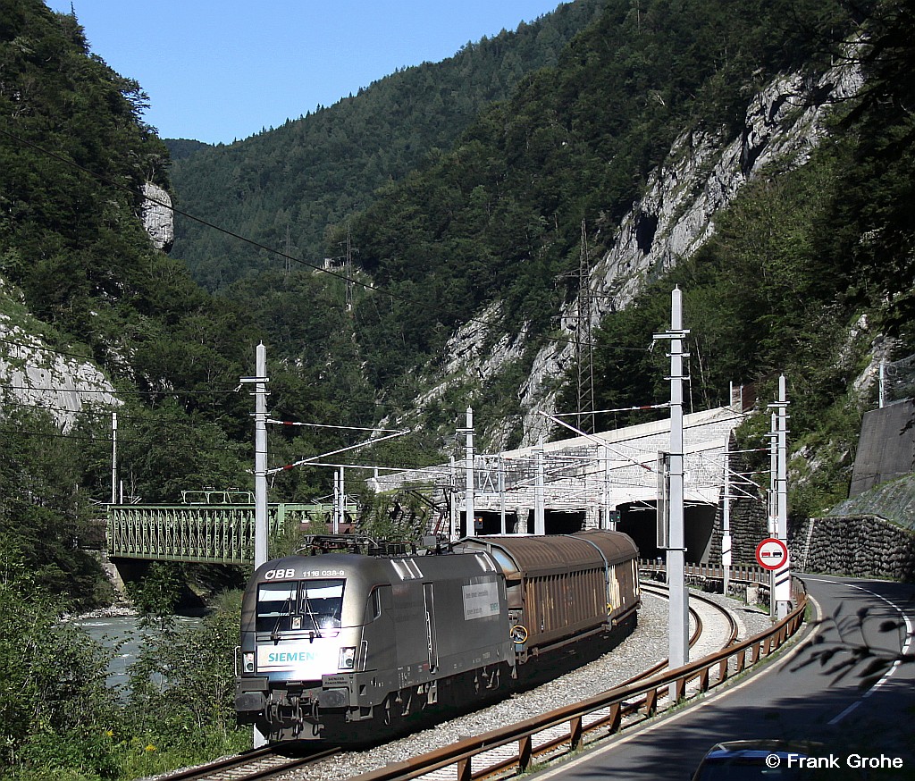BB 1116 038-9 Werbelok Siemens mit Gterzug Richtung Saalfelden, Salzburg-Tiroler-Bahn KBS 200 Freilassing - Salzburg - Saalfelden, fotografiert nach Verlassen des Ofenauer Tunnels und berqueren der Salzachbrcke bei Golling am 26.08.2010