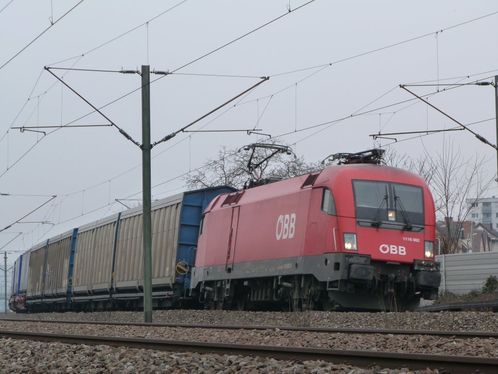 BB 1116 062 fhrt am 05.04.13 mit einem gemischten Gterzug aus Stuttgart, Richtung Plochingen (-Ulm.) Eingefangen zwischen Oberesslingen und Esslingen-Zell!
