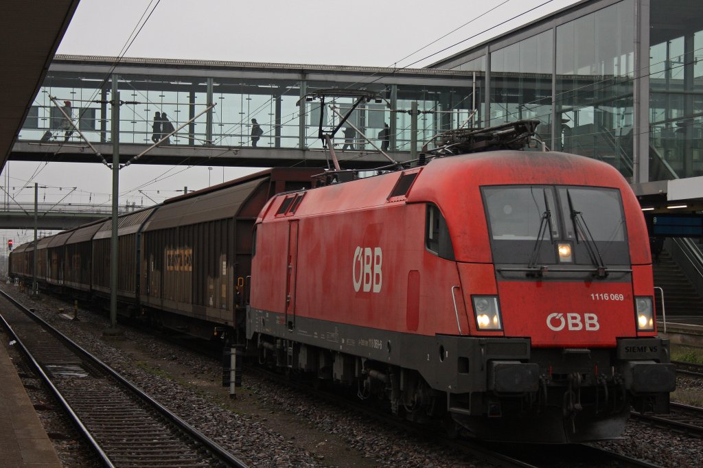 BB 1116 069 am 23.11.12 beim Halt in Regensburg Hbf.Der Zug setzte nach dem Personalwechsel die Fahrt fort.