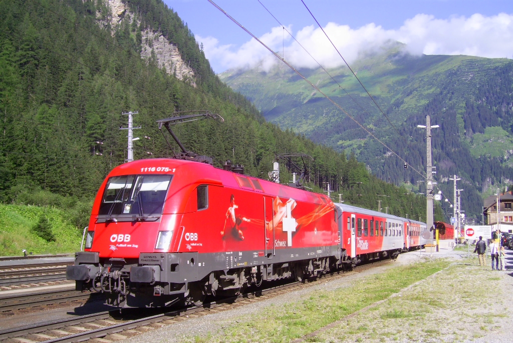 BB 1116 075 EM-Taurus  Schweiz  mit Tauernbahn Autoschleuse, Aufnahme am 20.07.2008 in Bahnhof Bckstein