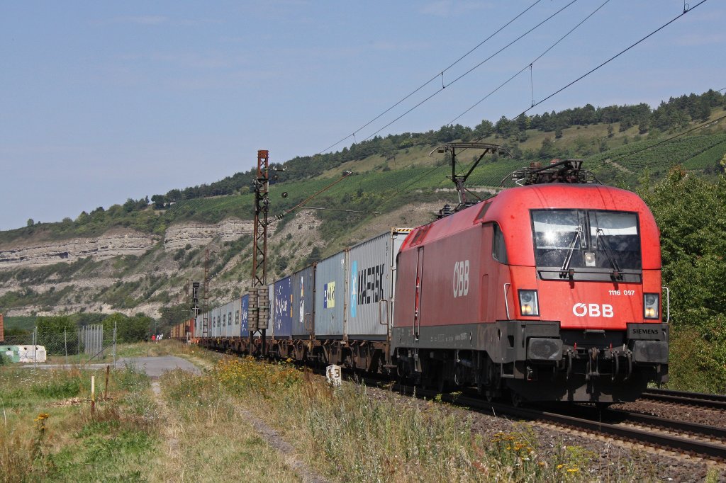 BB 1116 097 am 15.8.12 mit einem Containerzug in Thngersheim.