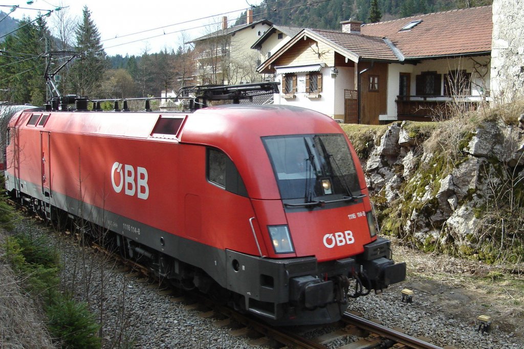 BB 1116 114-8 mit IC Knigsee von Berchtesgaden nach Hamburg unterwegs. Hier verlt der Zug gerade den Kreuzungshalt Hallthurm. 26.3.10