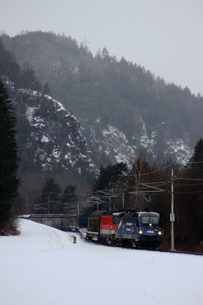 BB 1116 126 und 1144 098 fahren mit einem gemischten Gterzug nach Hall in Tirol.
Aufgenommen am 05.01.12 bei Roppen.
