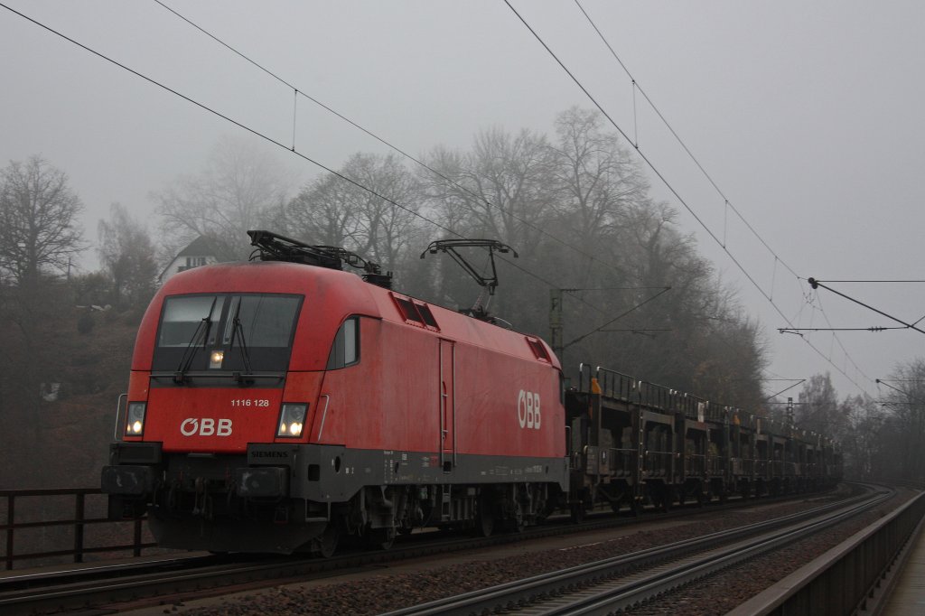 BB 1116 128 am 20.11.12 mit einem Autozug in Regensburg-Prfening. 