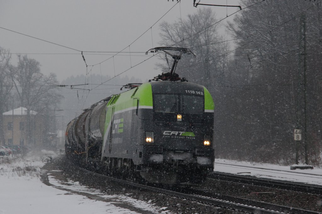 BB 1116 142 zieht einen gemischten Gterzug aus Salzburg nach Mnchen Nord.
Festgehalten im Bahnhof Aling am 15.02.13