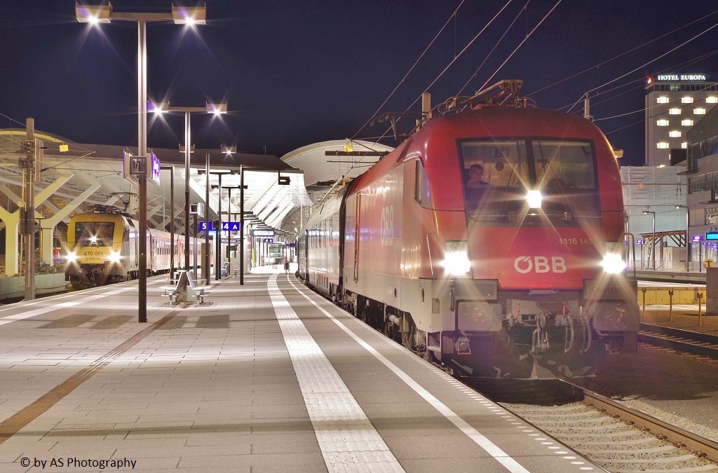 BB 1116 145 mit EN und MAV 470 001 mit REX stehen am 13.07.2013 in Salzburg Hbf. 