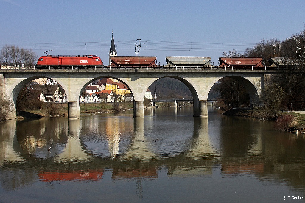 BB 1116 154-4 mit Ganzzug Schttgutwagen MAV Cargo Richtung Plattling, KBS 880 Nrnberg - Passau, fotografiert auf der Vilsbrcke in Vilshofen am 23.03.2011