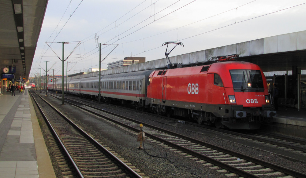  BB  1116 171-8 fuhr am 22.10.2010 mit dem IC 2082  Knigsee  (Berchtesgaden Hbf -> Lneburg) in Hannover Hbf ein. 