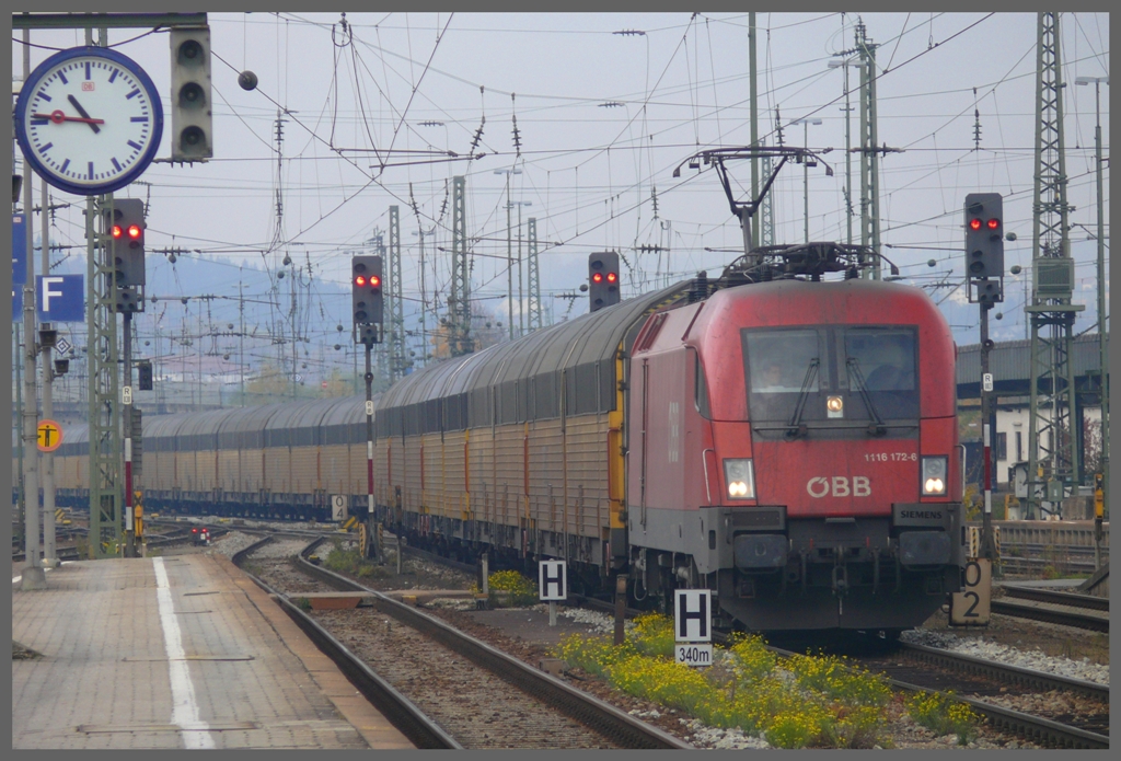 BB 1116 172-6 mit einem Autotransportzug in Passau. (28.10.2010)