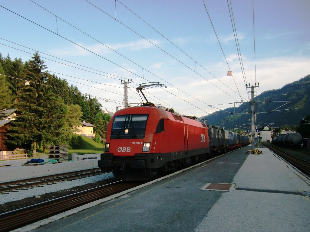 BB 1116 185-8 rollt in der Abendsonne von Kitzbhel talabwrts Richtung Kufstein. Es handelte sich hierbei um einen Mllzug der frchterlich stank. Das Bild entstand am 09.06.2010.