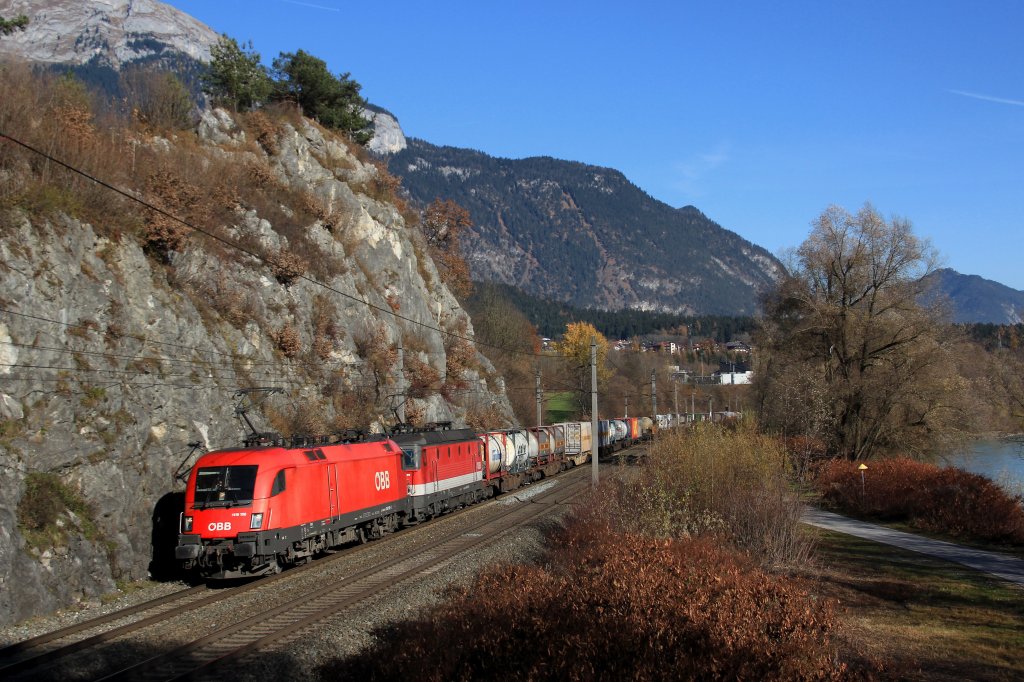 BB 1116 196 und 1144 269 ziehen einen KLV zum Brenner.
Jenbach, 17.11.12