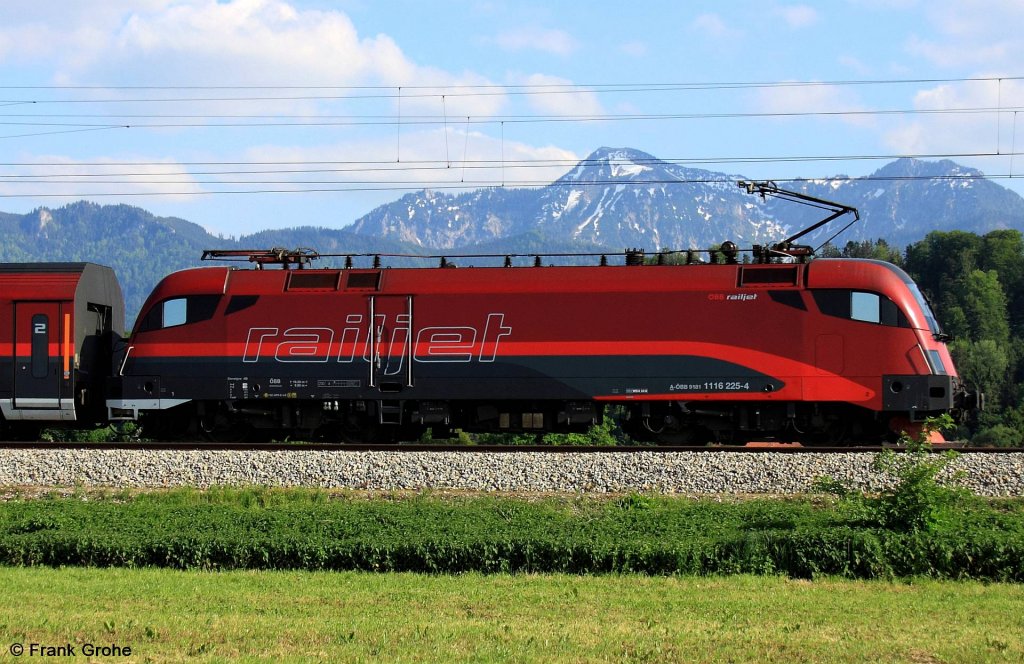 BB 1116 225-4 schiebt Railjet RJ 567 Bregenz - Wien, KBS 951 Mnchen - Rosenheim - Salzburg, fotografiert bei bersee am 14.05.2012