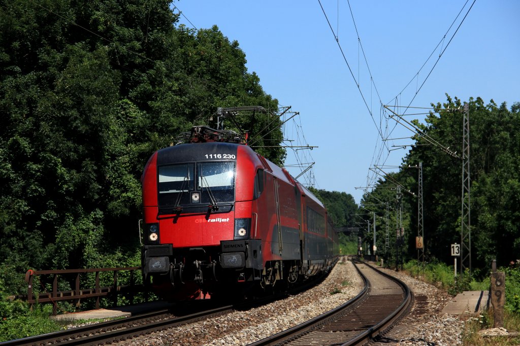 BB 1116 230 zieht einen Railjet von Salzburg kommend nach Mnchen Hbf.
Den Nockherberg in Mnchen mit dem Fugngersteg hat sie gerade passiert und steuert nun auf Mnchen Sd zu.

