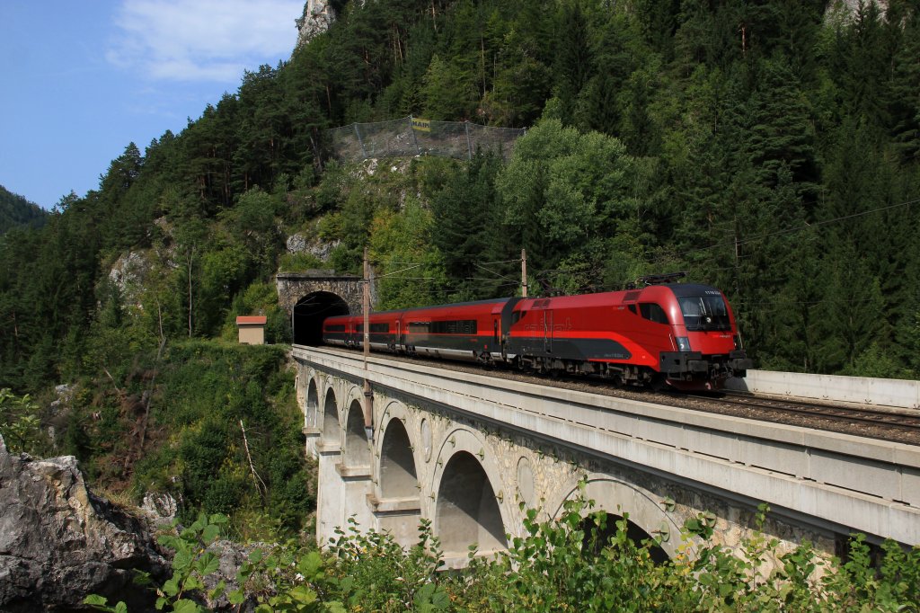 BB 1116 234 zieht am 22.08.12 eine Railjet Garnitur ber das Krausel Klause Viadukt am Semmering bei Breitenstein.