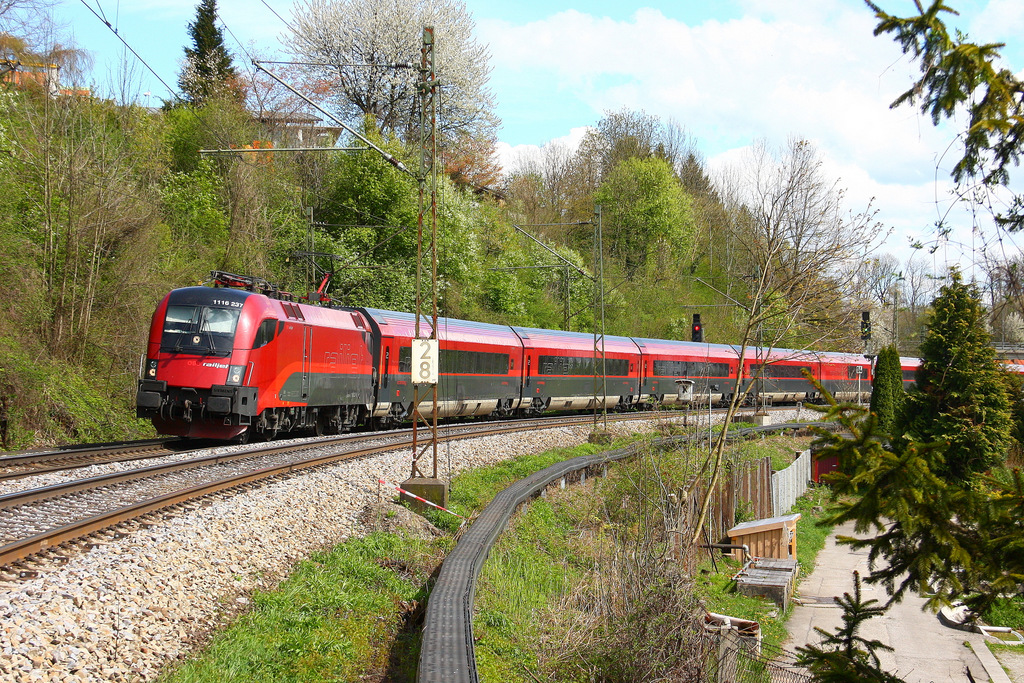 BB 1116 237 mit Railjet nach Innsbruck / Zrich in der engen Kurve ( Vmax=80 ) der Zufahrt zur Rosenheimer Innbrcke.