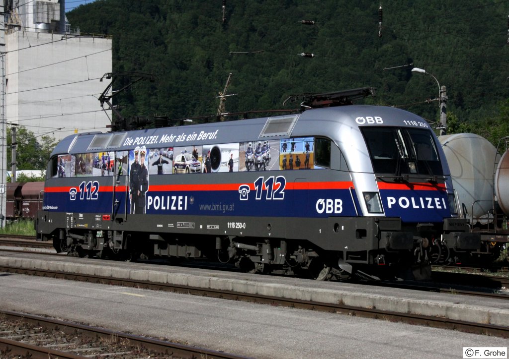 BB 1116 250-0 mit Werbung Polizei, an einem ihrer ersten Einsatztage mit neuer Beklebung auf Leerfahrt Richtung Stainach-Irdning, KBS 170 Attnang-Puchheim - Bad Ischl - Stainach-Irdning, fotografiert im Bhf. Gmunden am 18.05.2011 