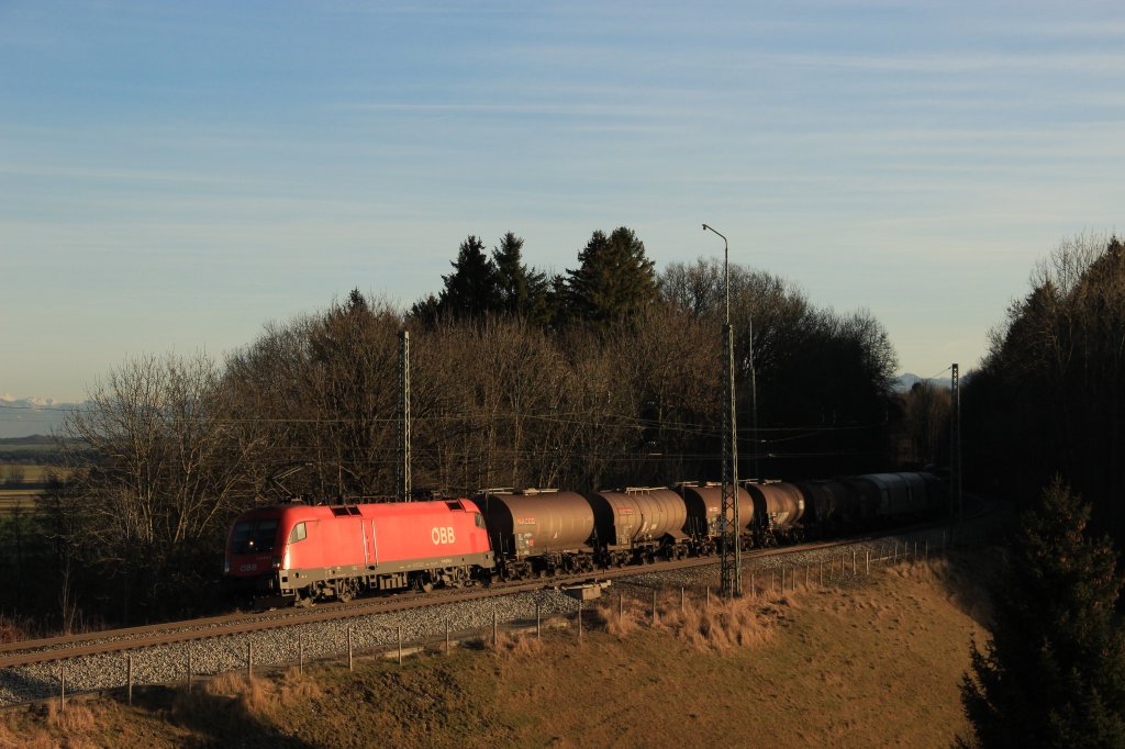 BB 1116 272-4 zieht einen gemischten Gterzug 03.01.12 in Aling vorbei.