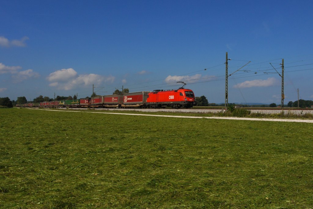 BB 1116 282 zog am 07.09.12 den umgeleiteten KT 42129 (Kln-Eifeltor Bez III - Trento Roncafort) durchs Chiemgau und wird gleich den Bahnhof bersee erreichen.
