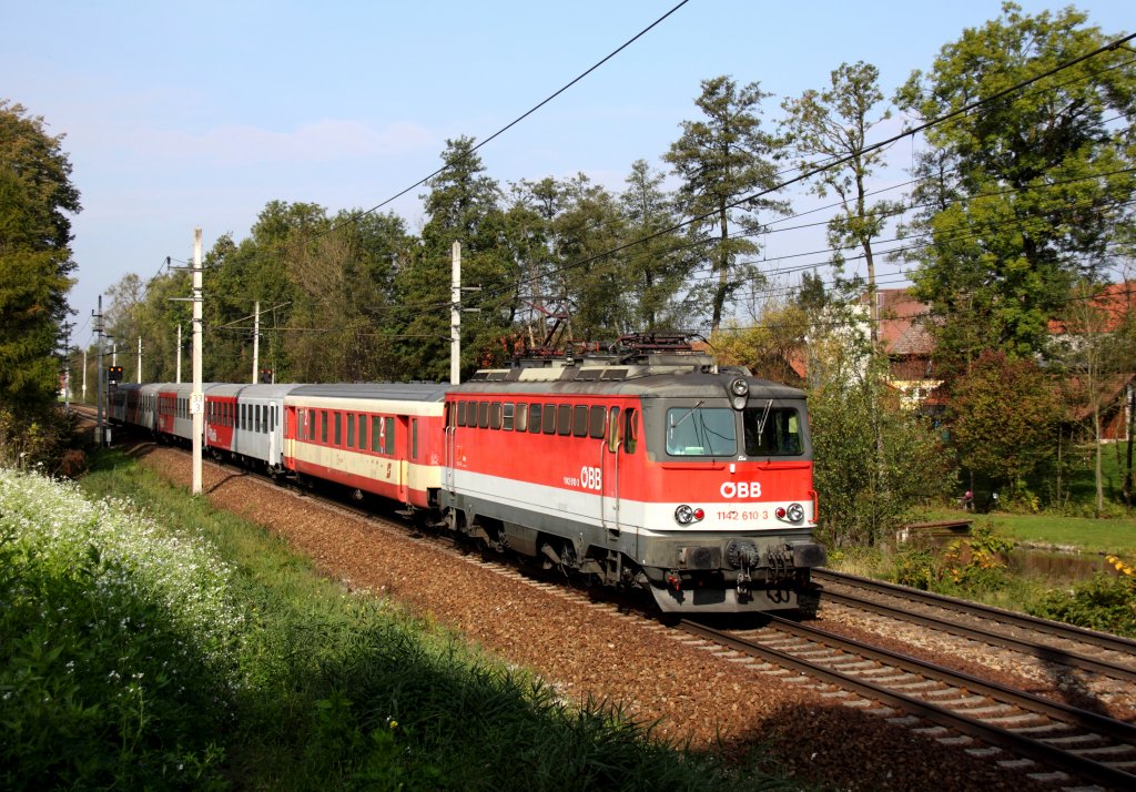 BB 1142 610-3 vor REX 5917 Passau - Linz, Passauer Bahn KBS 150 Wien - Passau, fotografiert bei Parzleithen am 05.10.2011 