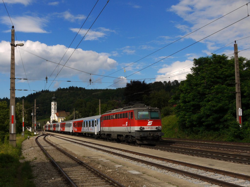 BB 1142 632 hatte am 22.07.12 die Aufgabe den R 5935 von Passau Hbf nach Linz Hbf zu bringen, die Aufnahme entstand in Wernstein am Inn.