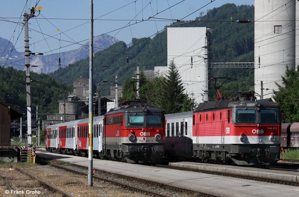BB 1142 667-3 schiebt R 3410 Attnang-Puchheim - Obertraun + 1144 273 vor REX 3443 Stainach-Irdning - Attnang-Puchheim,  Salzkemmergurbahn KBS 170 Attnang-Puchheim - Stainach-Irdning, fotografiert bei Kreuzung im Bhf. Gmunden am 18.05.2011
