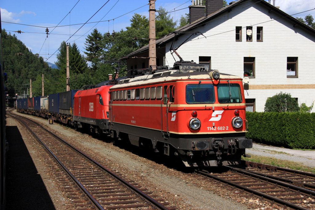 BB 1142 682-2 hat am 24.08.12 Vorspanndienst am Semmering.
Hier zieht sie gemeinsam mit der 1116 118 einen Containerzug in den Bahnhof Semmering.
Das Foto enstand whrend der Fahrt aus einem Regionalzug.