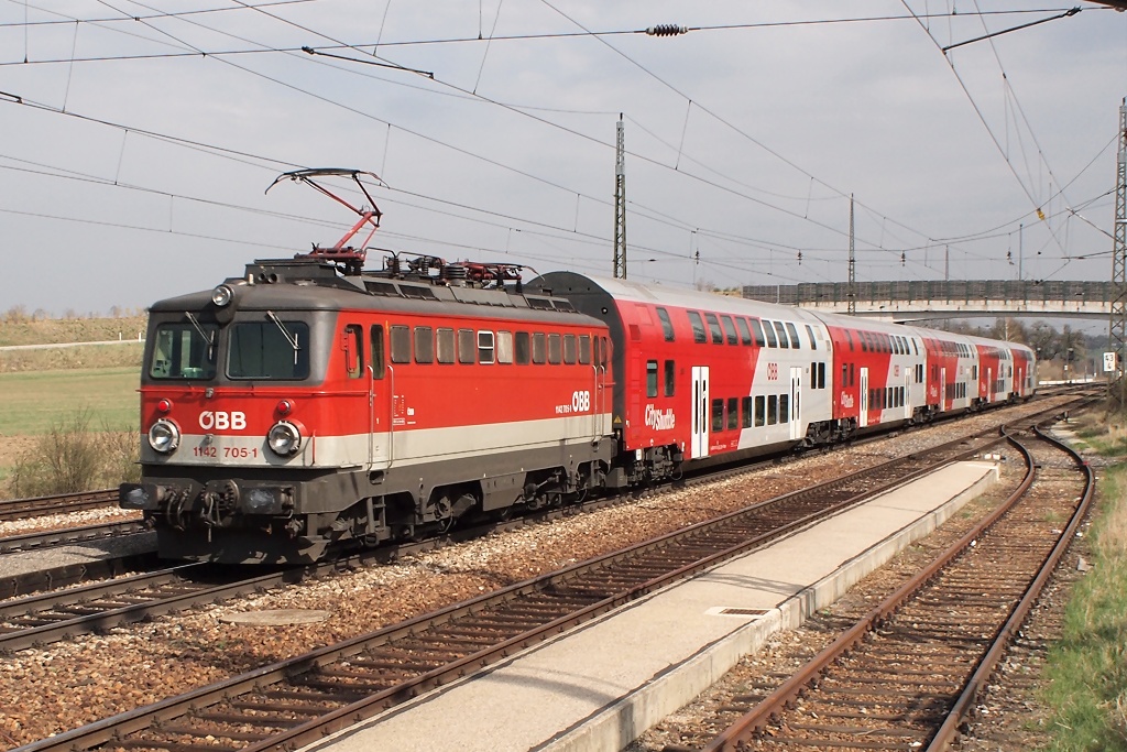 BB 1142 705-1 (als Schiebelok) mit REX 1629 (St. Valentin - Wien Westbf.), Kirchstetten, 03.04.2012
