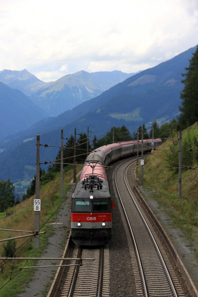 BB 1144 015 zieht am 30.08.12 einen OIC von Salzburg nach Villach.
Festgehalten bei Oberfalkenstein.