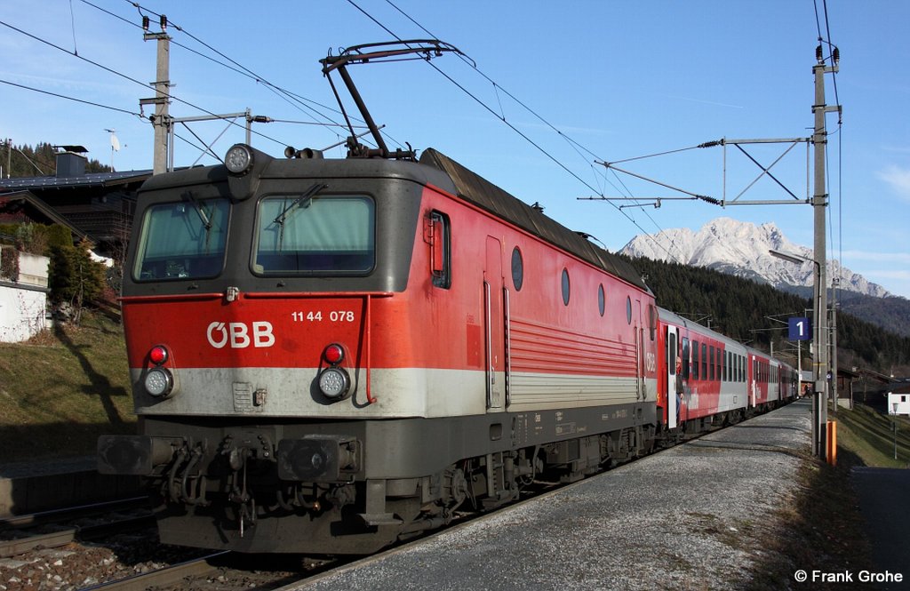 BB 1144 078 schiebt S6 1511 Wrgl - Salzburg, Salzburg-Tiroler-Bahn KBS 201 Innsbruck - Saalfelden, fotografiert in Pfaffenschwendt am 22.11.2011