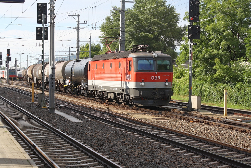 BB 1144 079-1 am 16.August 2010 bei der Ausfahrt aus dem Bf. Jedlersdorf.