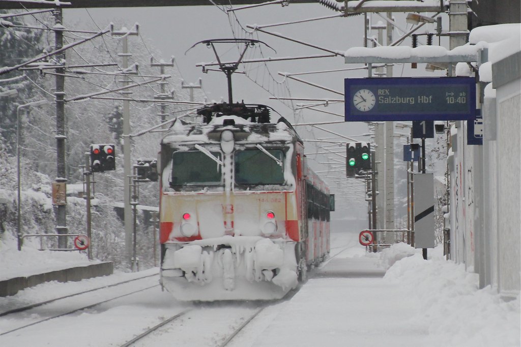BB 1144 092  Schachbrett  schiebt den REX  1505 (Wrgl Hbf -Salzburg Hbf bis Hochfilzen als S 1505) trotz tiefwinterlicher Bedingungen pnktlich dem Endziel Salzburg Hbf  entgegen. Aufgenommen bei der Ausfahrt aus Salzburg Sd am 11.12.2012.