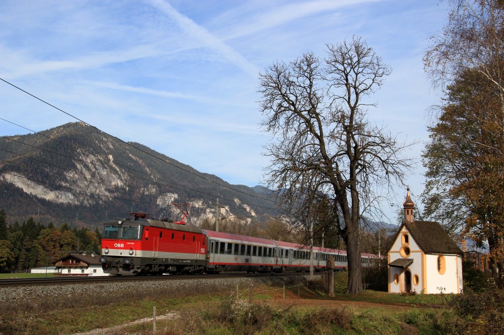 BB 1144 094 zieht einen OIC an der Hagauer Kapelle samt Pestsule vorbei.
Aufgenommen am 03.11.12 bei Brixlegg