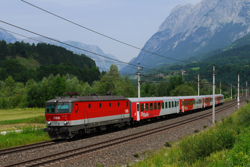 BB 1144 095 fuhr am 01.07.12 mit dem REX 1506 (Salzburg Hbf - Wrgl Hbf) durchs Salzachtal, die Aufnahme entstand kurz vor Bischofshofen.