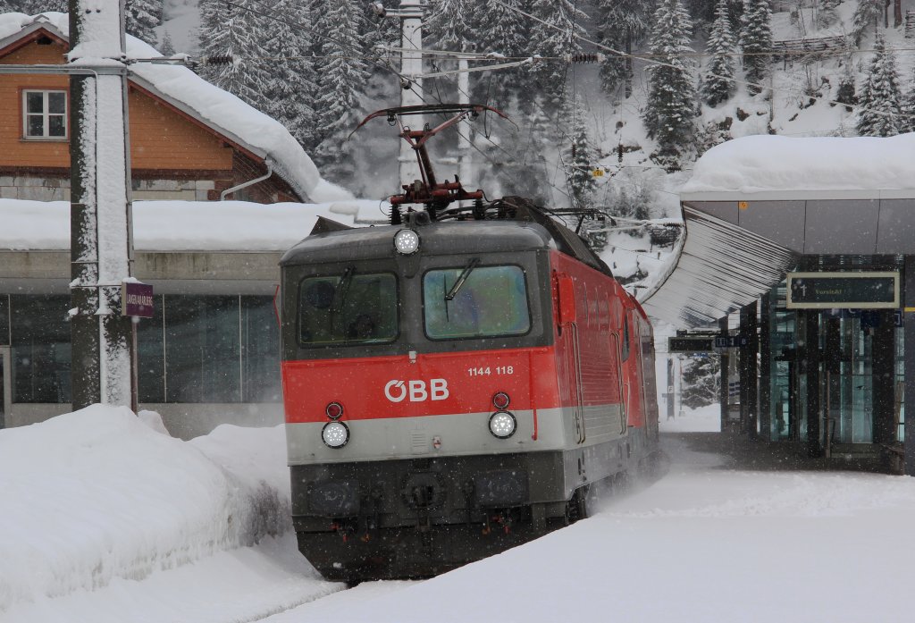 BB 1144 118 und eine 1116 fahren am 04.01.12 mit einem gemischten Gterzug ber den Arlberg aufgenommen in Langen am Arlberg.