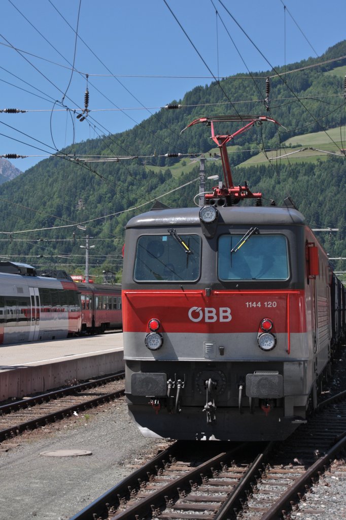 BB 1144 120 in Warteposition im Bahnhof Lienz (05.06.2010)