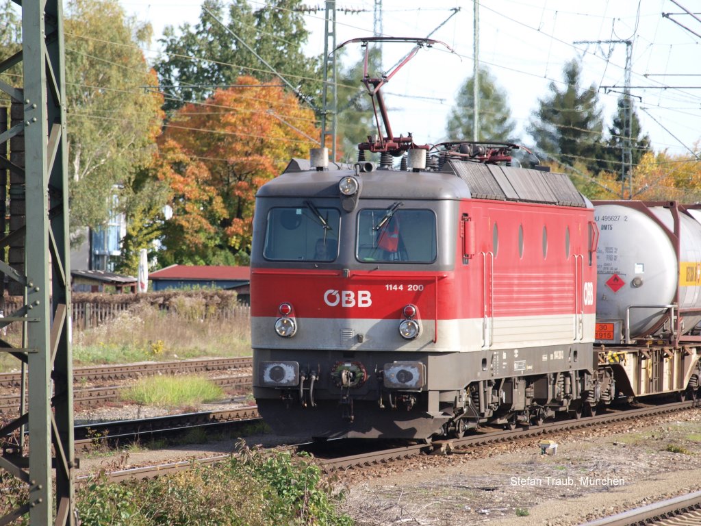 BB 1144 200 am 17.10.2012 bei der Durchfahrt Mnchen Trudering Richtung Rbf.M Ost