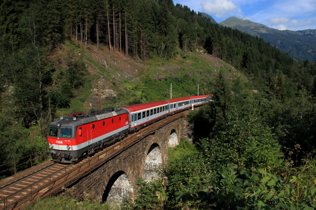 BB 1144 210 zieht am 29.08.12 einen OIC ber das Schlossbach Viadukt bei Bad Hofgastein.