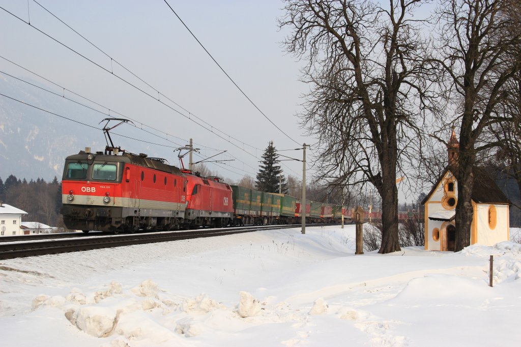 BB 1144 211 und eine 1116 ziehen den SAE-KLV in Richtung Brenner. Geschoben wurde der Zug brigens von der 1116 038-9.
Brixlegg, 11.02.12