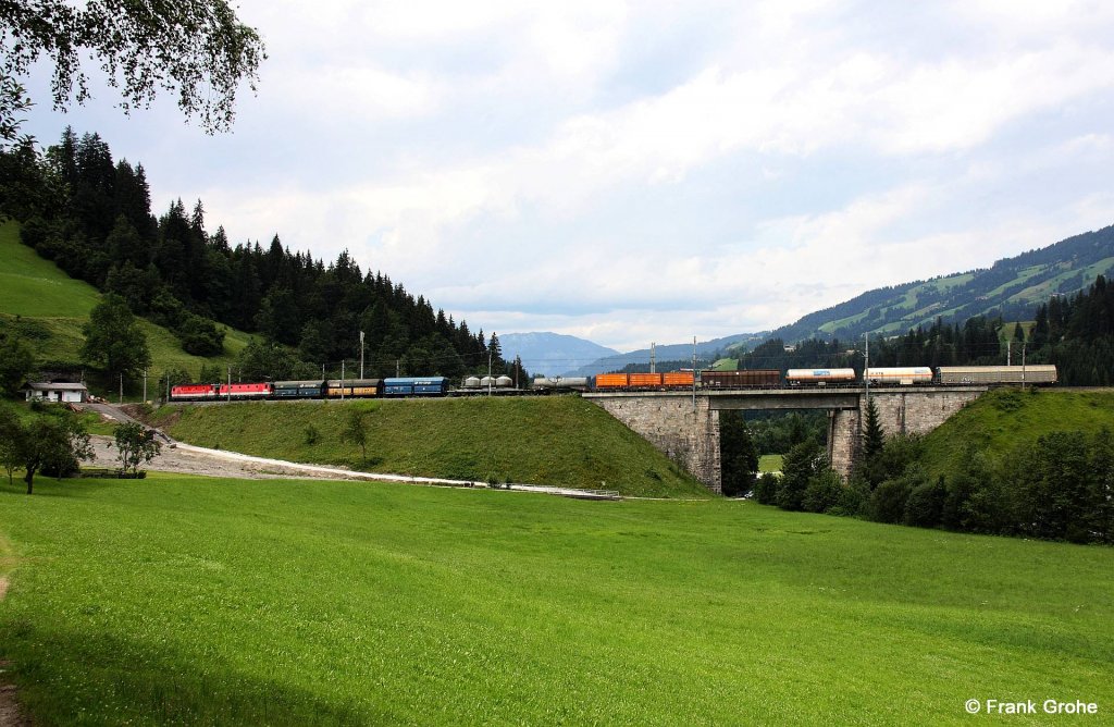 �BB 1144 216-9 + 220-1 vor G�terzug talw�rts Richtung W�rgl, Salzburg-Tiroler-Bahn KBS 201 Saalfelden - Innsbruck, fotografiert bei Hopfgarten im Brixental am 19.07.2012