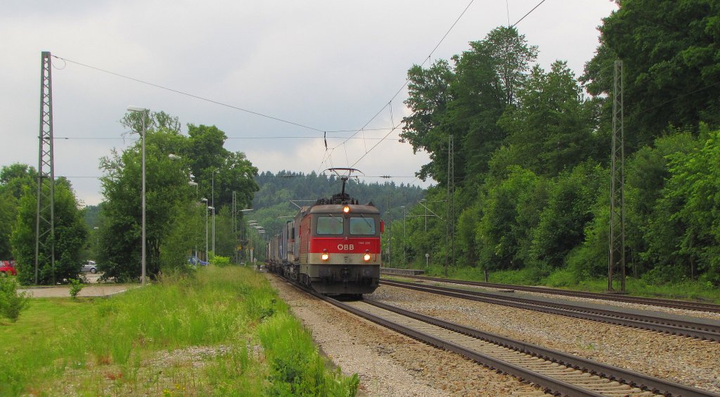 BB 1144 220 mit einem KLV Richtung Mnchen, in Aling (Oberbay); 28.05.2011