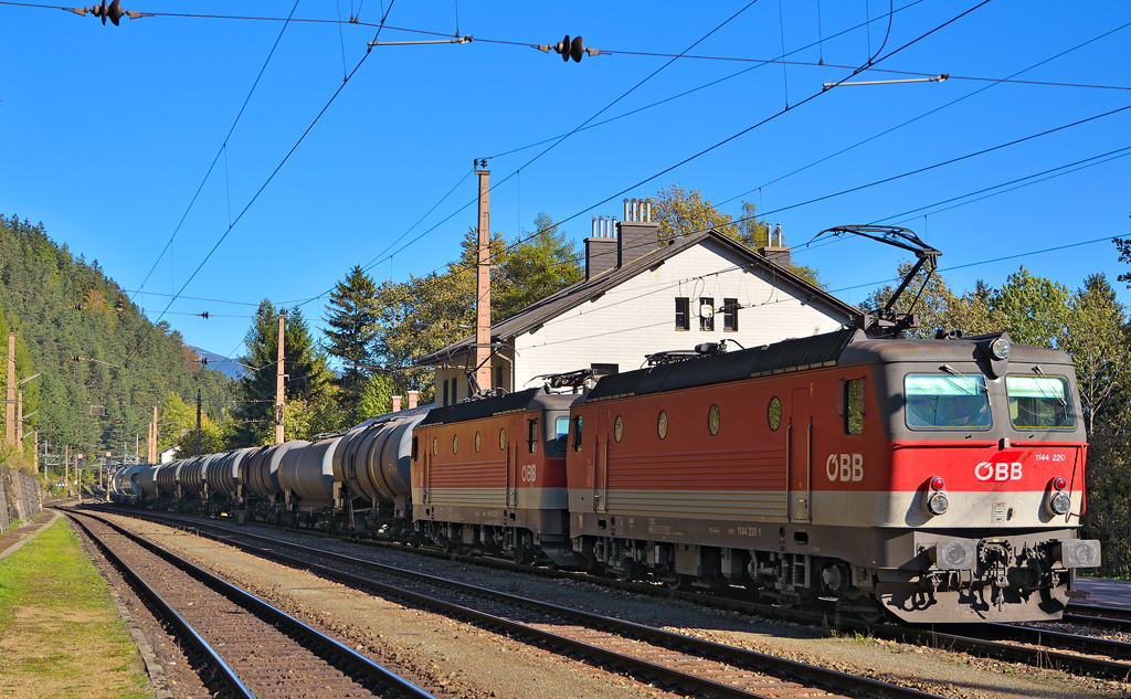 BB 1144-220 mit Kesselwagenzug nahe Bahnhof Semmering / 18.10.2011