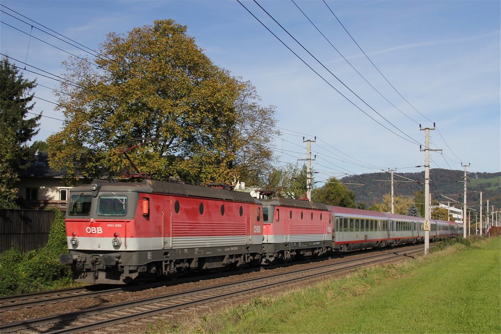 �BB 1144 235 und 1144 080 mit dem OIC 690 (Wien West - Salzburg Hbf - Villach Hbf) knapp vor Salzburg S�d am 18.10.2012