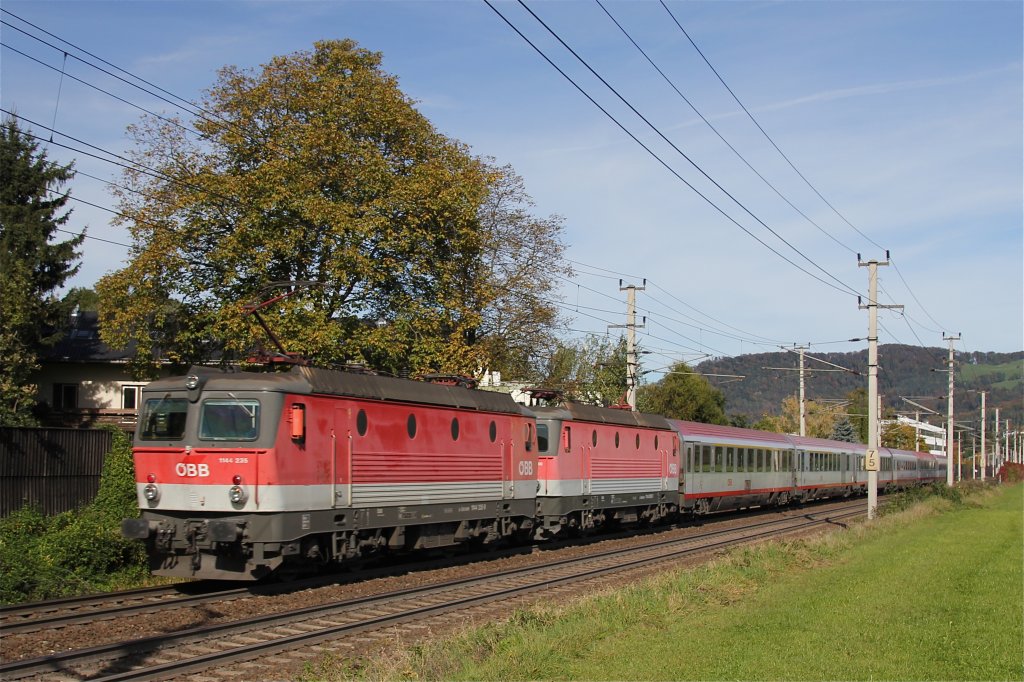 BB 1144 235 und 1144 080 mit dem OIC 690 (Wien West - Salzburg Hbf - Villach Hbf) knapp vor Salzburg Sd am 18.10.2012