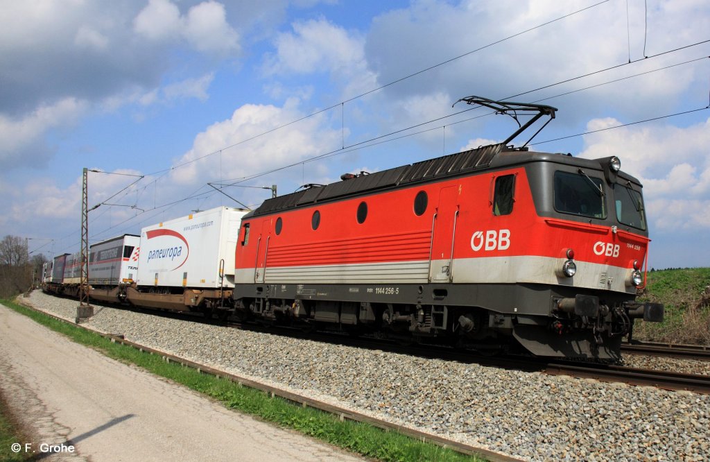BB 1144 256-5 vor Gterzug Richtung Rosenheim, KBS 951 Mnchen - Salzburg, fotografiert in Weiching am 17.04.2012 