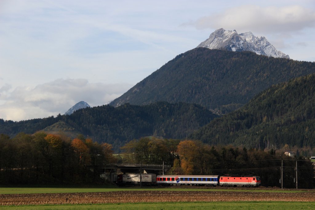 BB 1144 2xx zieht am 03.11.12 eine RoLa vom Brenner nach Wrgl Terminal Nord.
Festgehalten bei Schwaz.