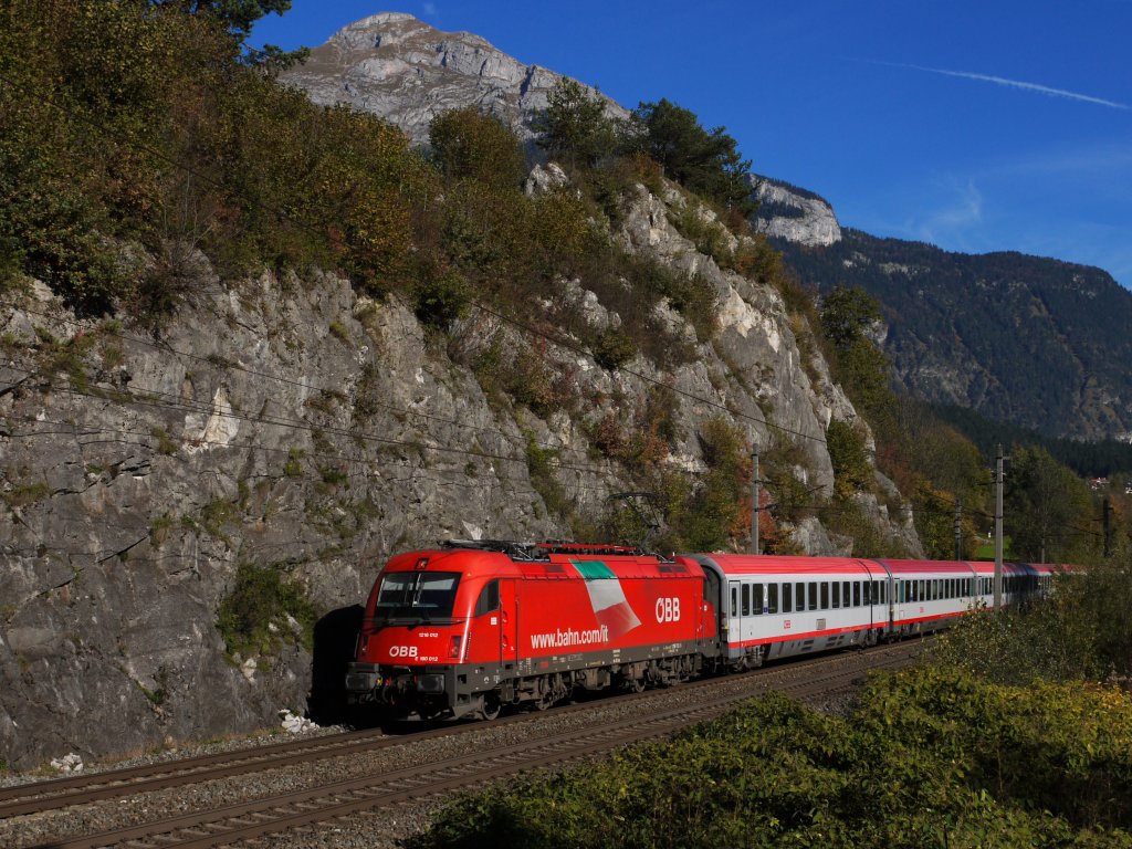ÖBB 1216 012 vor der Jenbacher Steinwand mit dem DB-ÖBB EuroCity EC 85 (München Hbf - Bologna Centrale) am 20.10.12