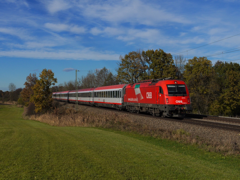 BB 1216 013 bespannte am 03.11.12 den EC 89 (Mnchen Hbf - Verona P.N.), die Aufnahme entstand an der (ehemaligen) Blockstelle Hilperting.