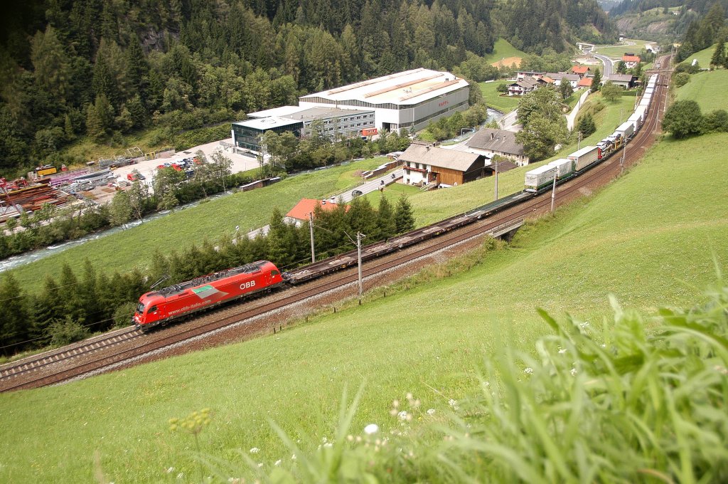 ÖBB 1216 014 (E 190 014) mit Werbung  obb-italia  zieht am 23.08.10 in Stafflach/Wolf eine RoLa zum Brenner hinauf. 
