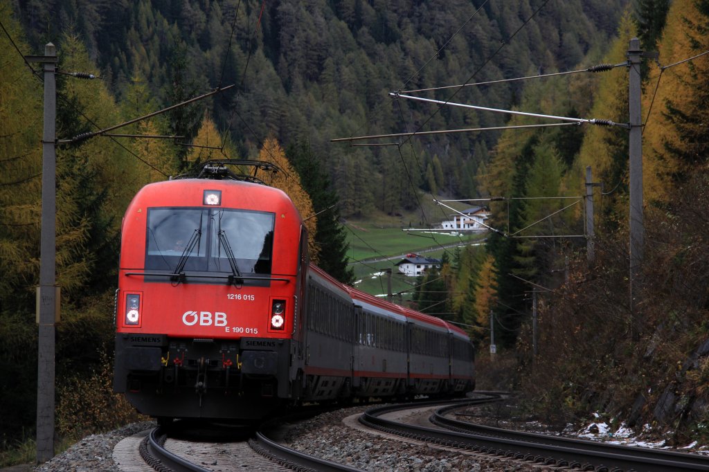BB 1216 015 zieht am 01.11.12 einen DB/BB EuroCity von Mnchen Hbf in Richtung Sden.
Aufgenommen kurz vor dem 284m langem Stafflach-Tunnel bei St.Jodok.